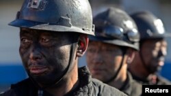 中国山西一些煤矿工人等待洗澡。（2014年12月5日）中国很多煤矿工人失业