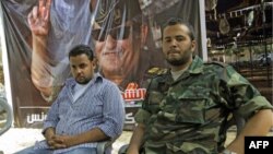 Ông Motasin Younis (trái), con trai và Mohammed Hamed Younis (phải) cháu của thủ lĩnh phiến quân Libya bị hạ sát, Tướng Abdel Fattah Younis, trong một cuộc phỏng vấn tại cứ địa của phe nổi dậy ở Benghazi, Libya, ngày 1 tháng 8, 2011