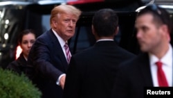 ARHIVA - Bivši predsednik Donald Tramp izlazi iz Tramp kule na Menhetnu, 18. oktobra 2021. 