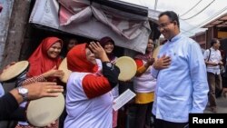 Anies Baswedan (kanan) berbicara dengan pendukungnya pada saat kampanye pemilihan kepala daerah DKI Jakarta. (Antara Foto/Muhammad Adimaja/via REUTERS)