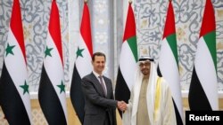 Presiden Suriah Bashar al-Assad bertemu dengan Presiden Uni Emirat Arab Sheikh Mohamed bin Zayed Al Nahyan di Abu Dhabi pada 19 Maret 2023. (Foto:Hamad Al Kaabi/UAE Presidential Court/Handout via Reuters)