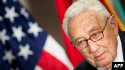 Mantan menteri luar negeri AS Henry Kissinger melambaikan tangan setelah menerima penghargaan untuk menghormati karier diplomatiknya dalam upacara di Pentagon, Washington DC, 9 Mei 2016. (Foto: Brendan Smialowski/AFP)