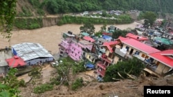 Puing-puing akibat tanah longsor yang dipicu hujan lebat di Mandi, negara bagian utara Himachal Pradesh, India, 14 Agustus 2023. (REUTERS/Stringer)
