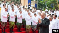 ព្រះមហាក្សត្រ ព្រះករុណា ព្រះបាទ នរោត្តម សីហមុនី បានយាងចេញពីរដ្ឋសភាជាតិកម្ពុជានៅព្រឹកថ្ងៃពុធនេះ បន្ទាប់ពីសម័យប្រជុំពេញអង្គលើកទី១ នីតិកាលទី៦ ដែលមានតែក្រុមតំណាងរាស្រ្តរបស់គណបក្សប្រជាជនកម្ពុជាបានបញ្ចប់ នៅព្រឹកថ្ងៃពុធ ទី០៥ កញ្ញា ឆ្នាំ ២០១៨។ (ទុំ ម្លិះ/VOA)