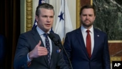 រូបឯកសារ៖ លោក Pete Hegseth និយាយ បន្ទាប់ពី​ស្បថ​ចូលកាន់​តំណែង​ជា​រដ្ឋមន្ត្រី​ក្រសួង​ការពារជាតិ​ដោយ​មាន​អនុប្រធានាធិបតី​លោក JD Vance ឈរក្បែរ នៅ​បរិវេណ​នៃ​សេតវិមាន​ក្នុង​រដ្ឋធានី​វ៉ាស៊ីនតោន នៅ​ថ្ងៃទី២៥ ខែមករា ឆ្នាំ២០២៥។