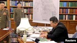 Pemimpin Korea Utara Kim Jong Un menghadiri pertemuan ke-7 di gedung markas besar Komite Pusat Partai Buruh Korea di Pyongyang, Korea Utara, 9 Agustus 2023. (Foto: KCNA via REUTERS)