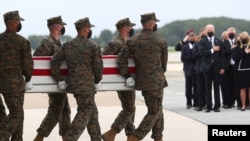 在特拉华州的多佛空军基地，拜登总统在有尊严的移交喀布尔阵亡军人遗体时行礼致敬。