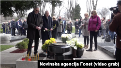 Članovi stranaka i građani položili su danas cveće i vence na grob ubijenog premijera Ðinđića u Aleji zaslužnih građana na Novom groblju u Beogradu, Foto: Video grab