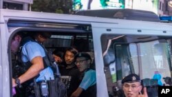 Aktivis Leo Tang ditangkap polisi di dekat Taman Victoria, lokasi peringatan tahunan pembantaian Tiananmen 1989, di Hong Kong, Minggu, 4 Juni 2023. (AP/Louise Delmotte)