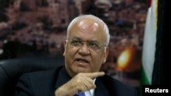 Pejabat senior Palestina, Saeb Erekat, dalam konferensi pers di Ramallah. (Foto: dok). 