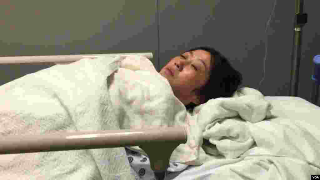 马永田在中国驻美国大使馆前绝食抗议(2015年12月9日美国之音渔沐拍摄)