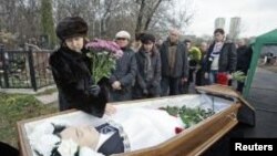 Nataliya Magnitskaya (kiri), ibu dari Sergei Magnitsky, berduka saat pemakaman anaknya di Moskow (Foto: dok)