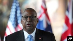 美国目前在叙利亚部署约2千名士兵以对抗伊斯兰国组织，防长奥斯汀认为需要保留美军的部署，以防范伊斯兰国在阿萨德政府被推翻后卷土重来。