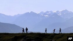 Para pendaki gunung Alpen di 'Kitzbuehler Horn' pada ketinggian 1.996 meter, dekat Kitzbuehl, Austria, 27 Oktober 2019. (Foto: AP / Matthias Schrader).