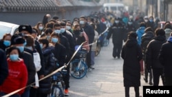 北京市民排队接受新冠病毒核酸检测。(2021年1月22日)