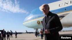 Američki predsjednik Džo Bajden na aerodromu u Milvokiju, u Viskonsinu (Foto: REUTERS/Leah Millis)
