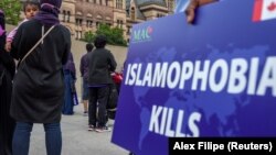 Masyarakat melakukan protes menghadapi Islamofobia, di Toronto, Ontario, Kanada 18 Juni, 2021, sebagai ilustrasi. (Foto: REUTERS/Alex Filipe)