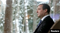 Wakil Ketua Dewan Keamanan Rusia Dmitry Medvedev di luar Moskow, Rusia, 25 Januari 2022. (Foto: Sputnik/Yulia Zyryanova via REUTERS)