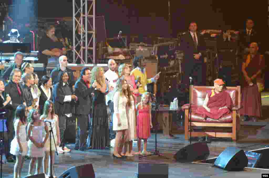 达赖喇嘛在纽约州锡拉丘兹大学参加“和平的共同土壤”讨论会