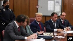 អតីត​ប្រធានាធិបតី​អាមេរិក​លោក Donald Trump បង្ហាញ​ខ្លួន​នៅ​​តុលាការ​ក្រុង​ New York កាល​ពី​ថ្ងៃ​ទី​៤ ខែ​មេសា ឆ្នាំ​២០២៣ ទាក់ទង​នឹង​ការ​ចោទ​ប្រកាន់​អំពី​ការ​ក្លែង​បន្លំ​ឯកសារ​កំណត់ត្រា​អាជីវកម្ម​​នៅ​ក្នុង​ករណី​​បង់​លុយ​បំបិទ​មាត់។