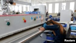  កម្មករ​ម្នាក់​សម្រាក​ក្រោយ​បញ្ចប់​ម៉ោង​ធ្វើការ នៅ​រោងចក្រ​ស្បែកជើង Complete Honour Footwear Industrial របស់​ក្រុមហ៊ុន​តៃវ៉ាន់ ខេត្ត​កំពង់ស្ពឺ ថ្ងៃទី ៤ ខែកក្កដា ឆ្នាំ២០១៨។ 