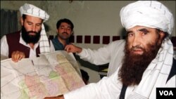 Jalaluddin Haqqani (kanan) pemimpin jaringan Haqqani di Pakistan-Afghanistan yang sering melakukan serangan-serangan bunuh diri (foto: dok).