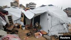 2025년 2월 6일 가자시티의 난민텐트에서 한 팔레스타인 남성이 앉아있다.