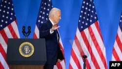 2024年7月11日，美国总统拜登在华盛顿特区举行的第75届北约峰会闭幕新闻发布会上发表讲话后离开。