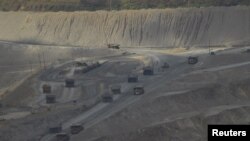 Truk-truk pengangkut bijih tembaga di tambang tembaga dan emas milik Newmont Mining Corp di Sumbawa. (Foto: Ilustrasi)