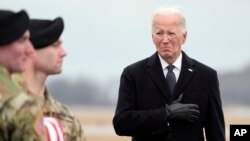 美国总统拜登在特拉华州军事基地迎接美军罹难者的灵柩返回美国。（2024年2月2日）