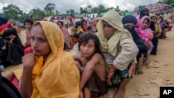 Etnis Muslim Rohingya, yang baru saja melintas perbatasan Myanmar menuju Bangladesh, sedang menunggu giliran menerima bantuan makanan dekat kamp pengungsi Balukhali, Jumat, 15 September 2017.