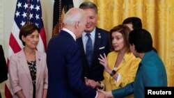 美国总统拜登在白宫会见众议院议长佩洛西等议员（2022年6月13日）