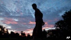 Siluet perempuan Kamboja di pinggiran kota Phnom Penh.