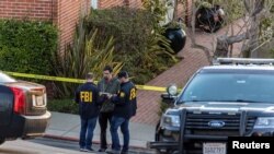 Petugas FBI mengamankan rumah Ketua DPR AS Nancy Pelosi, setelah suami Pelosi diserang pasca pembobolan di rumah mereka, di San Francisco, California, 28 Oktober 2022.