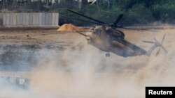 Izraelski vojni helikopter sleće u Pojas Gaze (Foto: REUTERS/Alexander Ermochenko)