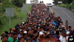 Migranti, deo karavana koji putuje iz Centralne Amerike ka SAD, pešače kroz Meksiko. 