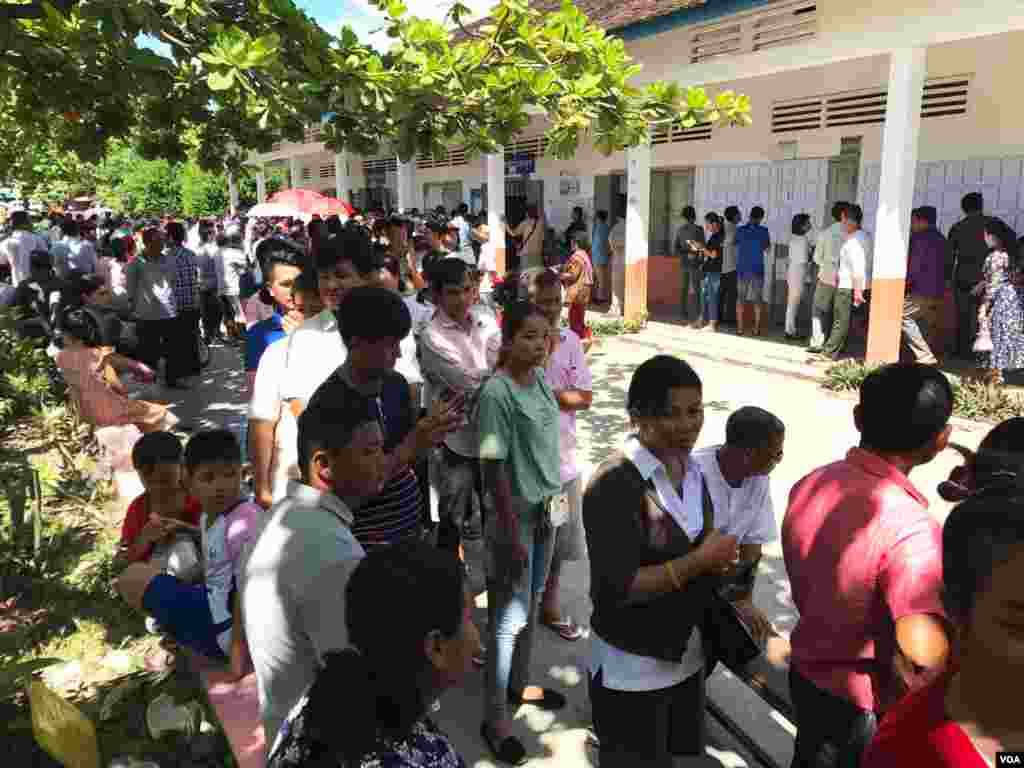 ពលរដ្ឋ​ខេត្ត​សៀមរាប​ចូល​រួម​​បោះឆ្នោត​នៅ​ការិយាល័យ​​ក្នុង​សាលា​បឋមសិក្សា​កេសរារាម សង្កាត់​ស្វាយដង្គុំ​ក្រុង​សៀមរាប ខេត្ត​សៀមរាប កាល​ពី​ព្រឹក​ថ្ងៃ​អាទិត្យ​ទី​៤ ខែ​មិថុនា ឆ្នាំ​២០១៧។ (ធីតា វីន/VOA)