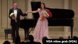 Tamara Rađenović i Đorđe Nešić tokom nastupa u Karnegi holu