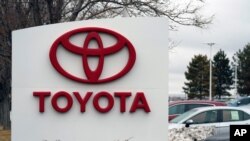 Logo Toyota terlihat di Lakewood, Colorado. (Foto: AP)