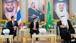 នៅក្នុង​រូបថត​ដែល​ចេញ​ផ្សាយ​ដោយ​ទីភ្នាក់ងារ​សារព័ត៌មាន​អារ៉ាប៊ីសាអូឌីត SPA បង្ហាញ​ពី​នាយក​រដ្ឋមន្ត្រី​ថៃ​លោក Prayuth Chan-ocha បាន​និយាយ​ជាមួយ​ព្រះអង្គម្ចាស់ Mohammed bin Abdulrahman bin Abdulaziz អភិបាលរង​ក្រុង Riyadh កាលពី​ថ្ងៃអង្គារ ទី២៥ ខែមករា ឆ្នាំ២០២២។