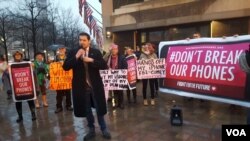 苹果公司的支持者在华盛顿联邦调查局总部外集会，支持苹果在手机解密问题上拒绝与政府合作。（2016年2月23日）