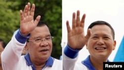 File: Perdana Menteri Kamboja Hun Sen (kiri), 1 Juli 2023 dan Hun Manet (kanan) dalam kampanye pemilu di Phnom Penh, Kamboja, 21 Juli 2023. (REUTERS/Cindy Liu)