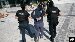 Polisi anti-teror Kosovo menangkap seorang tersangka teroris yang merencanakan serangan di Pristina (foto: dok).