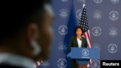 资料照片:2023年8月30日,美国商务部长吉娜·雷蒙多在上海浦东国际机场附近的上海波音航空改装维修公司出席新闻发布会。(路透社)