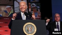 Džo Bajden tokom obraćanja predstavnicima sindikata građevinara u Vašingtonu (Foto: REUTERS/Leah Millis)