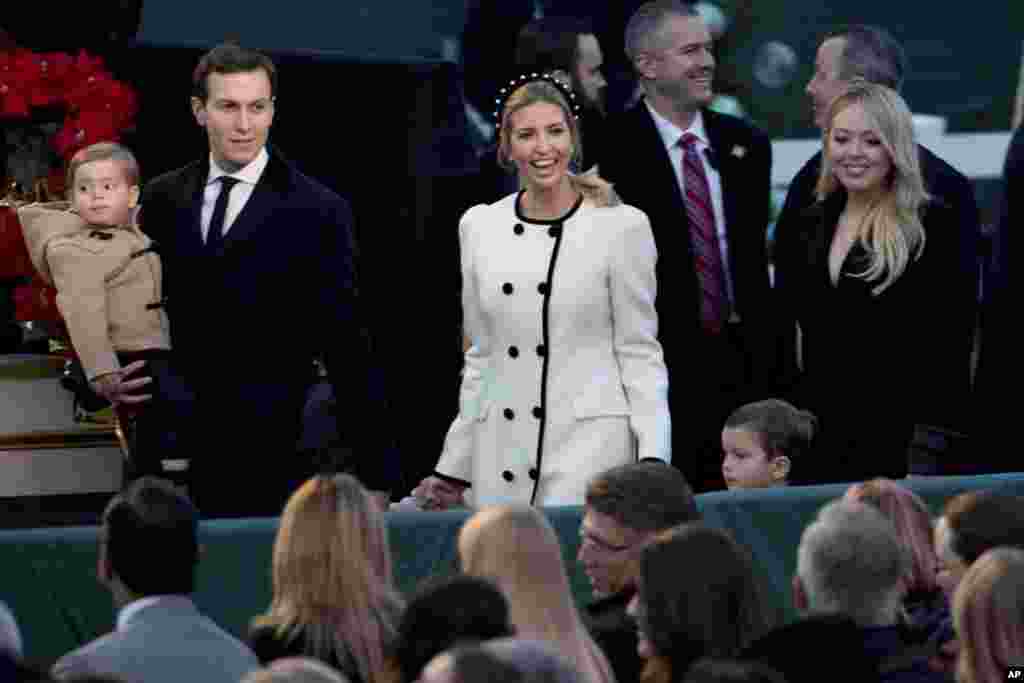 白宫前的国家圣诞树点灯仪式之后,白宫顾问库什纳和伊万卡·川普及其儿女以及川普总统的另一个女儿蒂芬妮·川普离开会场(2017年11月30号)。