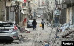 Rumah-rumah yang hancur akibat serangan Israel selama konflik terletak di reruntuhan, di kamp pengungsi Beach, di Kota Gaza. (Foto: Reuters)