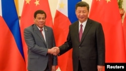 中国国家主席习近平在2017年5月15日北京“一带一路'”论坛双边会晤中与菲律宾总统罗德里戈·杜特尔特握手。