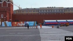 2014年5月9日胜利日庆祝活动前夕，市政工人在莫斯科红场上做准备。莫斯科的许多市政工人来自乌兹别克斯坦，在俄罗斯的外国劳工中，乌兹别克人最多，超过其他中亚国家。乌兹别克斯坦对二战的评价与俄罗斯不同，很少参加每年的红场庆祝活动。