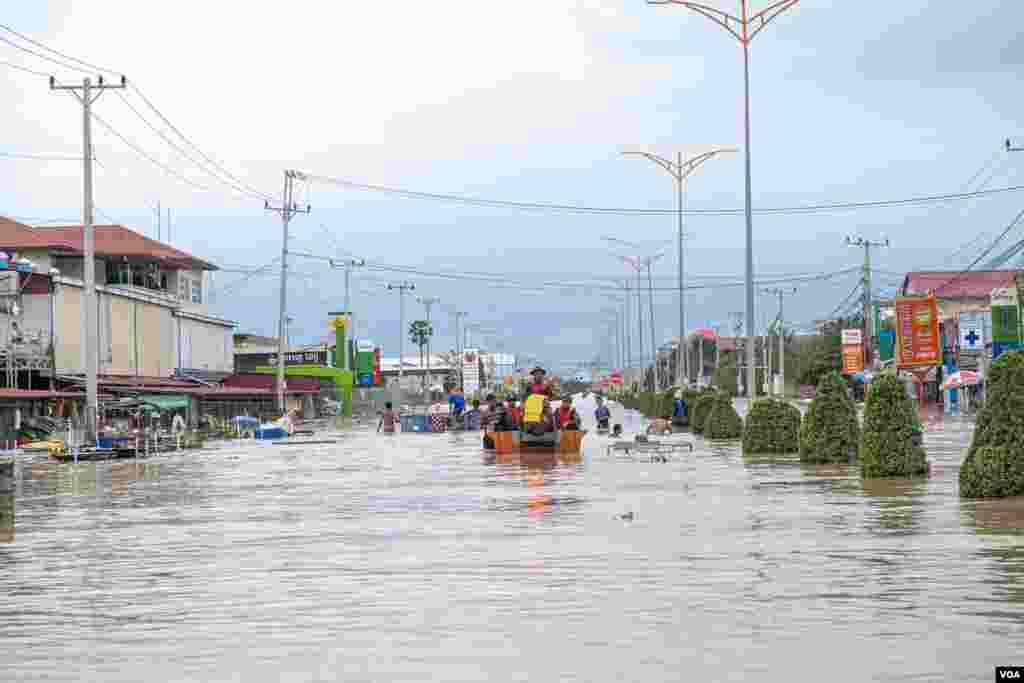 អាជ្ញារក្នុងតំបន់កំពុងជួយសង្គ្រោះពលរដ្ឋពីតំបន់ទឹកជន់លិចទៅកាន់តំបន់ដីទួល នៅភូមិព្រែកជ្រៃ សង្កាត់ស្ពានថ្ម ខណ្ឌដង្កោ រាជធានីភ្នំពេញ ថ្ងៃទី១៥ ខែតុលា ឆ្នាំ២០២០។ (ទុំ ម្លិះ/វីអូអេ)